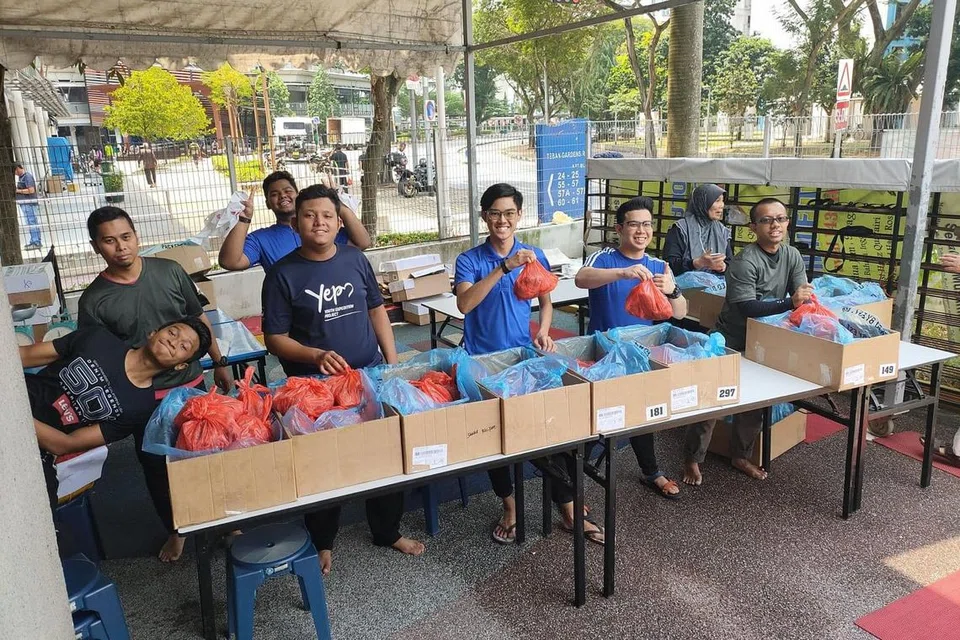 AGIHAN DAGING KORBAN: Pengagihan daging korban yang telah berlangsung pada 2019, Foto dirakam sebelum Covid-19 melanda. - Foto MASJID HASANAH.
