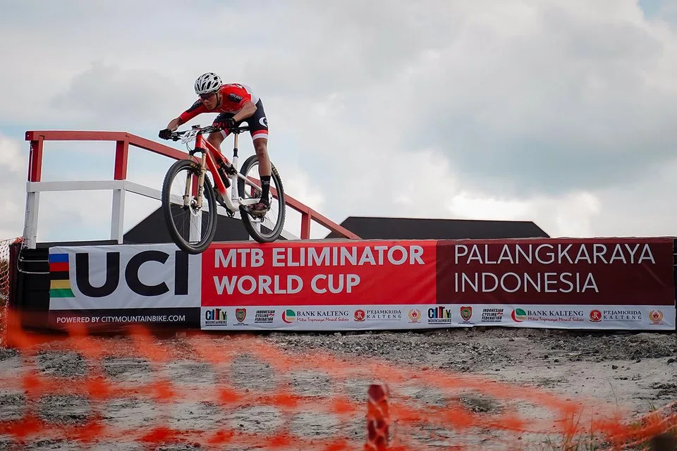 Riyadh Hakim Lukman ialah pelumba basikal pertama Singapura untuk meraih pingat perak dalam pertandingan Piala Dunia Kesatuan Berbasikal Antarabangsa (UCI). 