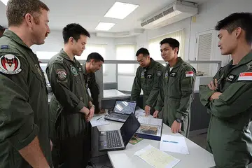 WALAU MUDA, PENUH BERBAKAT: Kapten Iskandar (dua dari kanan) berkelayakan sebagai Komander Misi Pengerahan Angkatan Besar (LFE) yang perlu memimpin pembentukan pesawat yang besar bagi misi pertempuran. - Foto MINDEF