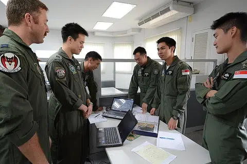 WALAU MUDA, PENUH BERBAKAT: Kapten Iskandar (dua dari kanan) berkelayakan sebagai Komander Misi Pengerahan Angkatan Besar (LFE) yang perlu memimpin pembentukan pesawat yang besar bagi misi pertempuran. - Foto MINDEF