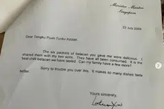 GAMIT MEMORI: Bingkisan surat penghargaan daripada mantan Perdana Menteri pengasas Singapura, mendiang Encik Lee Kuan Yew, yang menggemari keenakan sambal belacan air tangan Raja Permaisuri Agong Malaysia, Tunku Azizah Aminah Maimunah Iskandariah, pada 2009.