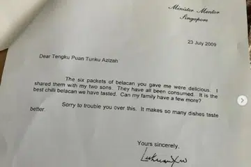 GAMIT MEMORI: Bingkisan surat penghargaan daripada mantan Perdana Menteri pengasas Singapura, mendiang Encik Lee Kuan Yew, yang menggemari keenakan sambal belacan air tangan Raja Permaisuri Agong Malaysia, Tunku Azizah Aminah Maimunah Iskandariah, pada 2009.