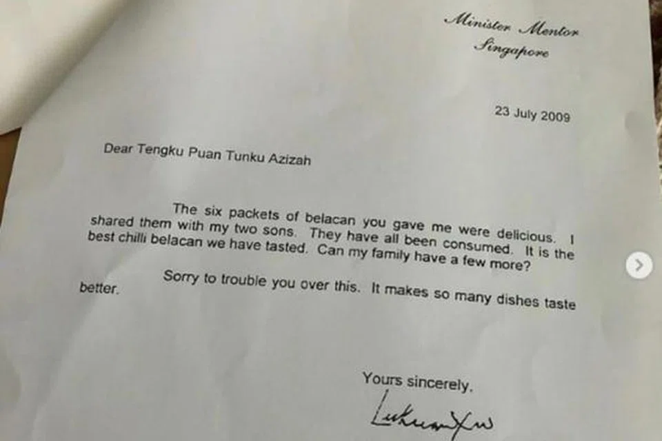 GAMIT MEMORI: Bingkisan surat penghargaan daripada mantan Perdana Menteri pengasas Singapura, mendiang Encik Lee Kuan Yew, yang menggemari keenakan sambal belacan air tangan Raja Permaisuri Agong Malaysia, Tunku Azizah Aminah Maimunah Iskandariah, pada 2009.