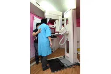 MAMOGRAM: Bagi memastikan pemeriksaan yang lebih berkesan, ujian itu tidak boleh dilakukan hanya sekali sahaja. - Foto fail