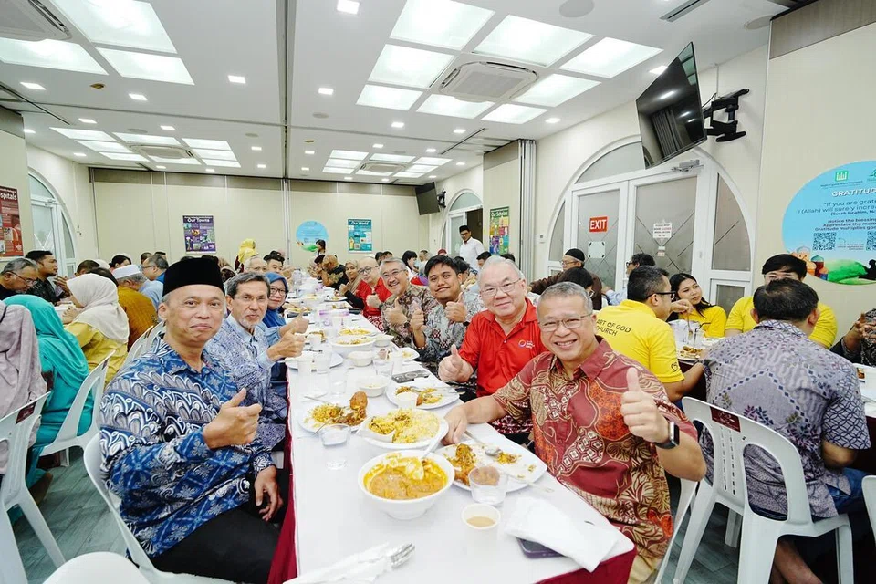 Menteri Undang-Undang, Encik Edwin Tong (kanan), menikmati jamuan makan tengah hari bersama tetamu dalam acara tahunan ‘Harmony Lunch’ yang dianjurkan oleh Masjid Abdul Aleem Siddique dengan kerjasama Joo Chiat Harmony Circle. Turut bersamanya (kiri) ialah Pengerusi Masjid Abdul Aleem Siddique, Encik Subeeri Ali Adi.