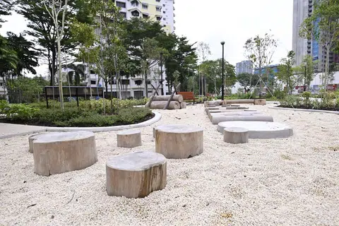 Kawasan permainan untuk kanak-kanak ini memaparkan ciri semula jadi seperti pasir, kayu dan kayu balak. 