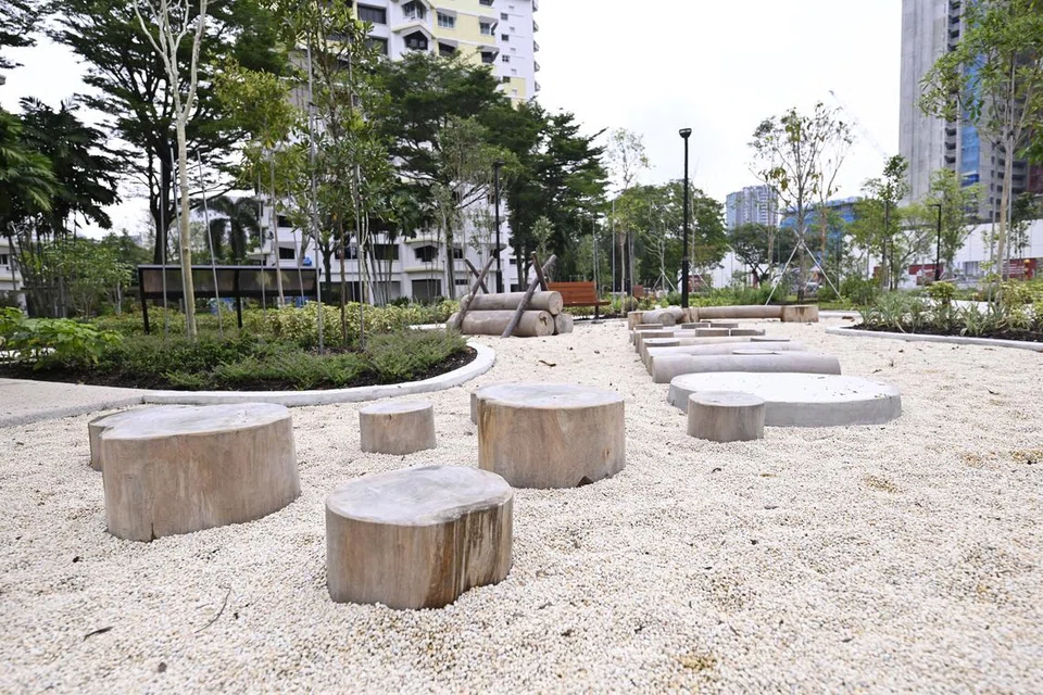 Kawasan permainan untuk kanak-kanak ini memaparkan ciri semula jadi seperti pasir, kayu dan kayu balak. 