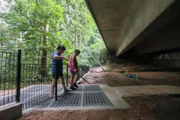 MENCEGAH: Pagar setinggi satu meter telah dipasang di tapak Jalan Bawah Bangkit di Zhenghua Nature Park. 