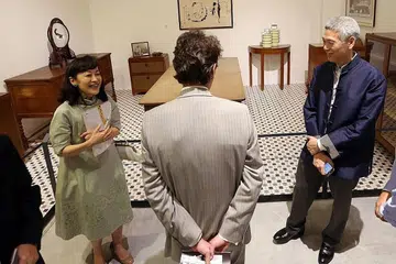 Encik Lee Hsien Yang (kanan) dan isteri Cik Lee Suet Fern (kiri) di previu pameran 'We Built A Nation' di Muzium Negara Singapura pada 2015, yang memaparkan barangan dan perabot dari rumah Encik Lee Kuan Yew.