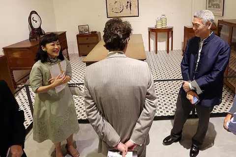 Encik Lee Hsien Yang (kanan) dan isteri Cik Lee Suet Fern (kiri) di previu pameran 'We Built A Nation' di Muzium Negara Singapura pada 2015, yang memaparkan barangan dan perabot dari rumah Encik Lee Kuan Yew.