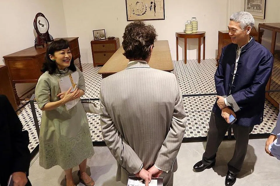 Encik Lee Hsien Yang (kanan) dan isteri Cik Lee Suet Fern (kiri) di previu pameran 'We Built A Nation' di Muzium Negara Singapura pada 2015, yang memaparkan barangan dan perabot dari rumah Encik Lee Kuan Yew.