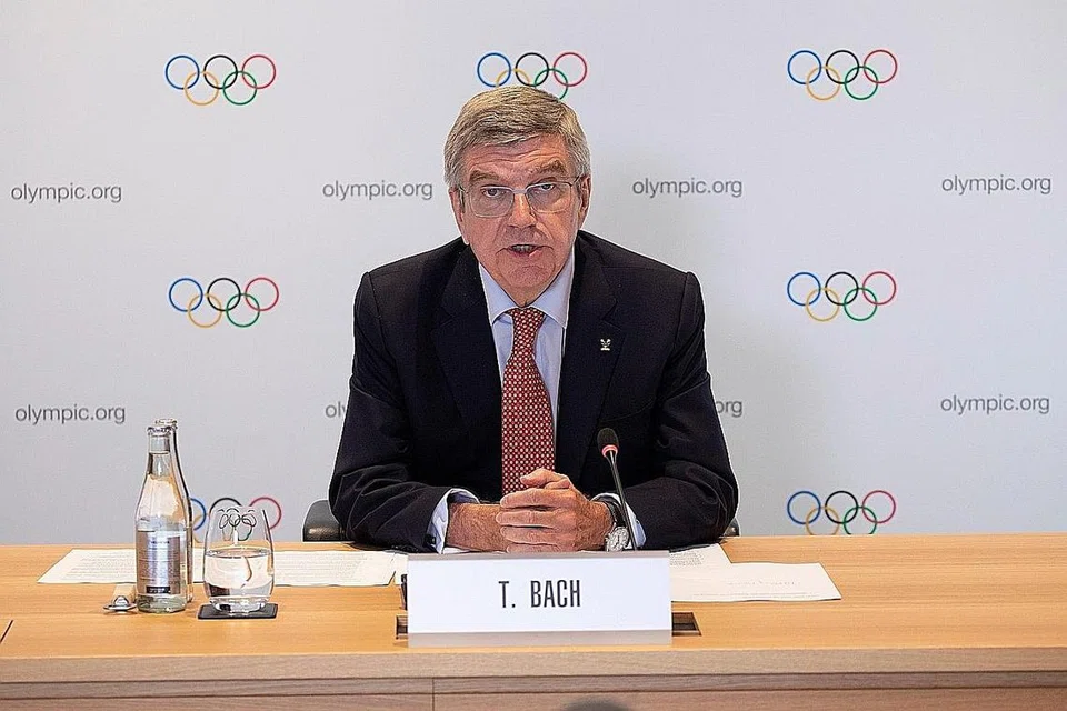 AKAN USAHAKAN OLIMPIK SELAMAT: Thomas Bach (atas) memberitahu media selepas mesyuarat lembaga eksekutif IOC di Switzerland kelmarin badan itu komited menganjurkan Olimpik Tokyo tahun depan. Sebuah jam pengiraan detik pelancaran Tokyo 2020 di Roppongi, di Tokyo, kelihatan pada 12 Jun lalu. - Foto REUTERS, AFP