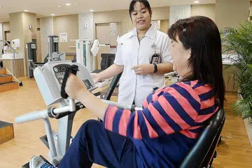 JALANKAN BIDANG TUGAS YANG LEBIH LUAS: Kalau dahulu Cik Nur Hidayah Ruslan (kiri) hanya diperlukan menolong pakar fisio menjalankan tugas terapi, kini beliau sendiri berpeluang menjalankan tanggungjawab itu bagi pesakit yang tidak mengalami sebarang masalah rumit. - Foto JOHARI RAHMAT