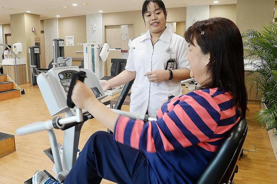 JALANKAN BIDANG TUGAS YANG LEBIH LUAS: Kalau dahulu Cik Nur Hidayah Ruslan (kiri) hanya diperlukan menolong pakar fisio menjalankan tugas terapi, kini beliau sendiri berpeluang menjalankan tanggungjawab itu bagi pesakit yang tidak mengalami sebarang masalah rumit. - Foto JOHARI RAHMAT