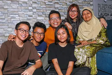 SOKONGAN KELUARGA: Cik Normisah Mohd Sah (dua dari kanan) bersama ibunya, Cik Jamilah Abdul Hamid, 69 tahun (kanan sekali). Keempat-empat anak Cik Normisah ialah Mohammed Danial, 16 tahun (kiri sekali), Mohammed Akid (tiga dari kiri), 22 tahun, Nur Sabrina, 20 tahun (depan), dan Mohammed Farhan, 15 (dua dari kiri). - Foto BH oleh SYAZA NISRINA