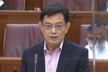 BENTANG RANCANGAN: Encik Heng Swee Keat berkata pemerintah sedang beralih tumpuan daripada bantuan meluas secara umum kepada sokongan yang lebih khusus supaya dapat memenuhi dengan lebih baik keperluan sektor dan syarikat. - Foto GOV.SG
