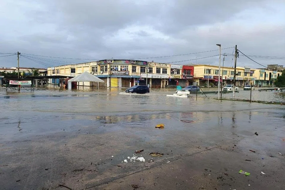 DITENGGELAMI AIR: Keadaan kawasan di bandar Kota Tinggi, Johor, yang dilanda banjir pada 8 Januari. 