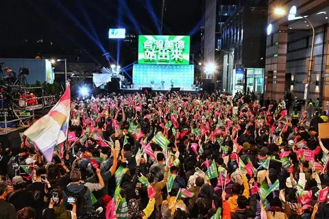 PILIHAN RAYA TAIWAN: Penyokong Parti Progresif Demokratik (DPP) pada perhimpunan di Taipei, pada Hari Mengundi 13 Januari. Pilihan raya presiden itu dimenangi oleh Encik Lai Ching-te daripada DPP.