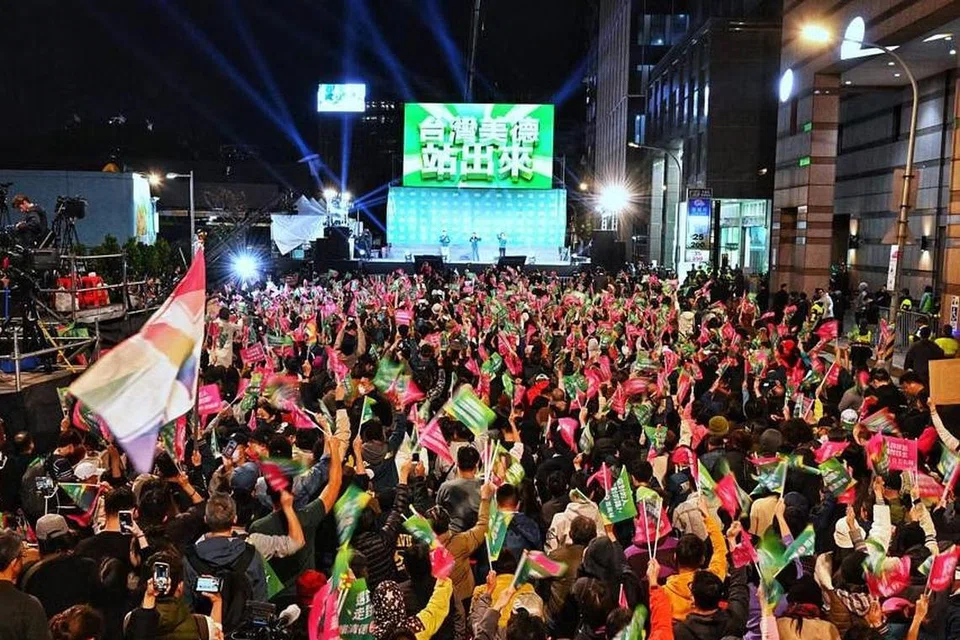 PILIHAN RAYA TAIWAN: Penyokong Parti Progresif Demokratik (DPP) pada perhimpunan di Taipei, pada Hari Mengundi 13 Januari. Pilihan raya presiden itu dimenangi oleh Encik Lai Ching-te daripada DPP.