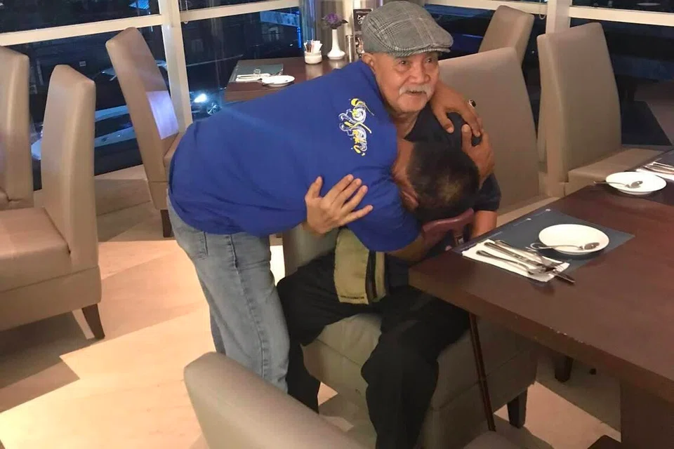 Saudara Cik Rapika (kiri) memeluk erat Encik Harjuna kerana raut wajah beliau mirip dengan bapanya yang sudah meninggal dunia.