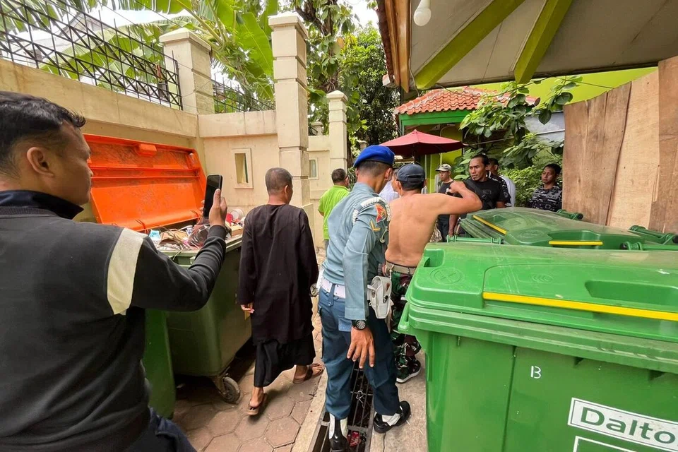 Pasukan keselamatan mengawal kawasan Sekolah Menengah Atas Negeri 72 (SMAN 72) bagi menjalankan siasatan.