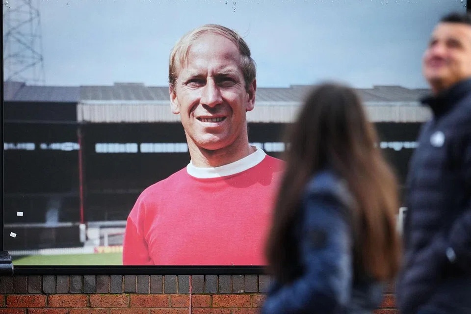 TOKOH DISEGANI: Selain dihormati sebagai wira bola sepak, sumbangan Sir Bobby Charlton dirasakan sehingga ke hari ini.