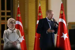 PENGGAL BARU: Presiden Turkey, Encik Recep Tayyip Erdogan (kanan), bersama isterinya, Puan Emine Erdogan, di Istana Presiden di Ankara, Turkey, pada 28 Mei 2023.