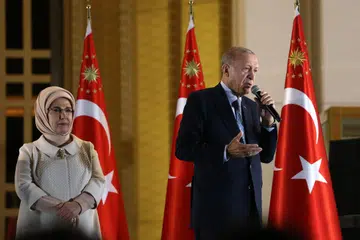 PENGGAL BARU: Presiden Turkey, Encik Recep Tayyip Erdogan (kanan), bersama isterinya, Puan Emine Erdogan, di Istana Presiden di Ankara, Turkey, pada 28 Mei 2023.