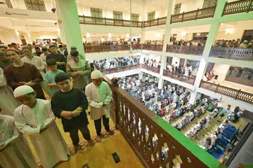Para jemaah mula menunaikan solat tarawih pada 11 Mac di Masjid Alkaff Kampung Melayu di Bedok Reservoir. Pada 2024, sebanyak 110,000 ruang disediakan di 69 masjid sepanjang bulan Ramadan untuk jemaah yang ingin menunaikan solat tarawih.