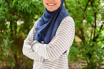 PROAKTIF CARI HURAIAN: Singapura memerlukan lebih ramai golongan muda seperti Cik Farah, yang bersikap proaktif dalam mencari huraian bagi menangani masalah sekitaran. Beberapa tahun lalu, Cik Farah memulakan bengkel memperbaiki barangan rosak untuk menggalak orang ramai supaya tidak membuang barangan yang rosak secara sewenang-wenangnya. - Foto NEA