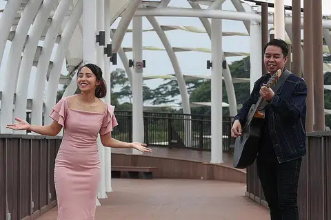BERKONGSI IDEA SENI: Penghibur asal Sabah, Sheron Tan (kiri) senangi kerjasama dengan komposer anak Melayu Singapura, Amyr Abadawn, yang berani cabar diri keluar dari zon selesa dalam bidang muzik. - Foto BH oleh TIMOTHY DAVID