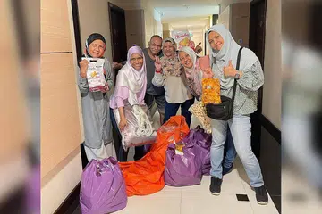 BERBELANJA DI BATAM: Cik Fatiah Ragil (tiga dari kanan) ke Batam bersama anggota keluarga lain untuk mengambil langsir yang telah ditempah serta membeli barangan Raya lain. - Foto ihsan FATIAH RAGIL