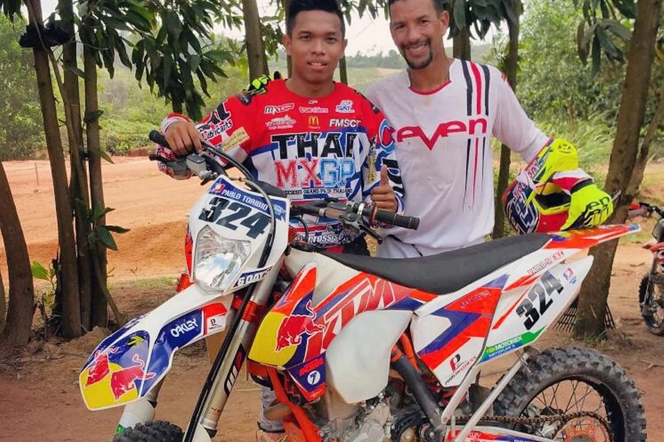 PERTINGKAT TAHAP FIZIKAL: Roy (kiri) gigih mengikuti latihan fizikal di bawah bimbingan Pablo Toribio yang merupakan pengasas studio jasmani yang masyhur di New York, Pablo Fitness, dengan harapan dapat bersaing lebih baik apabila turun berlumba tahun ini.