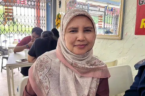 Pelanggan, Sharifah Shaari, 54 tahun, terkejut dengan harga bufet makan tengah hari RM7 ditawarkan di Hanie’s Cafe.