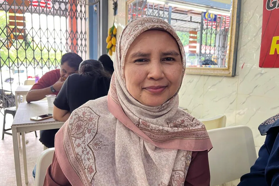 Pelanggan, Sharifah Shaari, 54 tahun, terkejut dengan harga bufet makan tengah hari RM7 ditawarkan di Hanie’s Cafe.