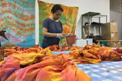 Cik Nur Fajrina Abdul Razak mengusahakan kerja seni batik yang diceburinya sejak 2012.