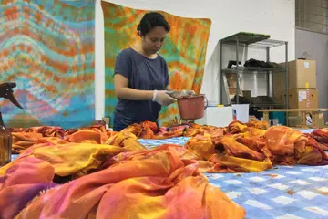 Cik Nur Fajrina Abdul Razak mengusahakan kerja seni batik yang diceburinya sejak 2012.