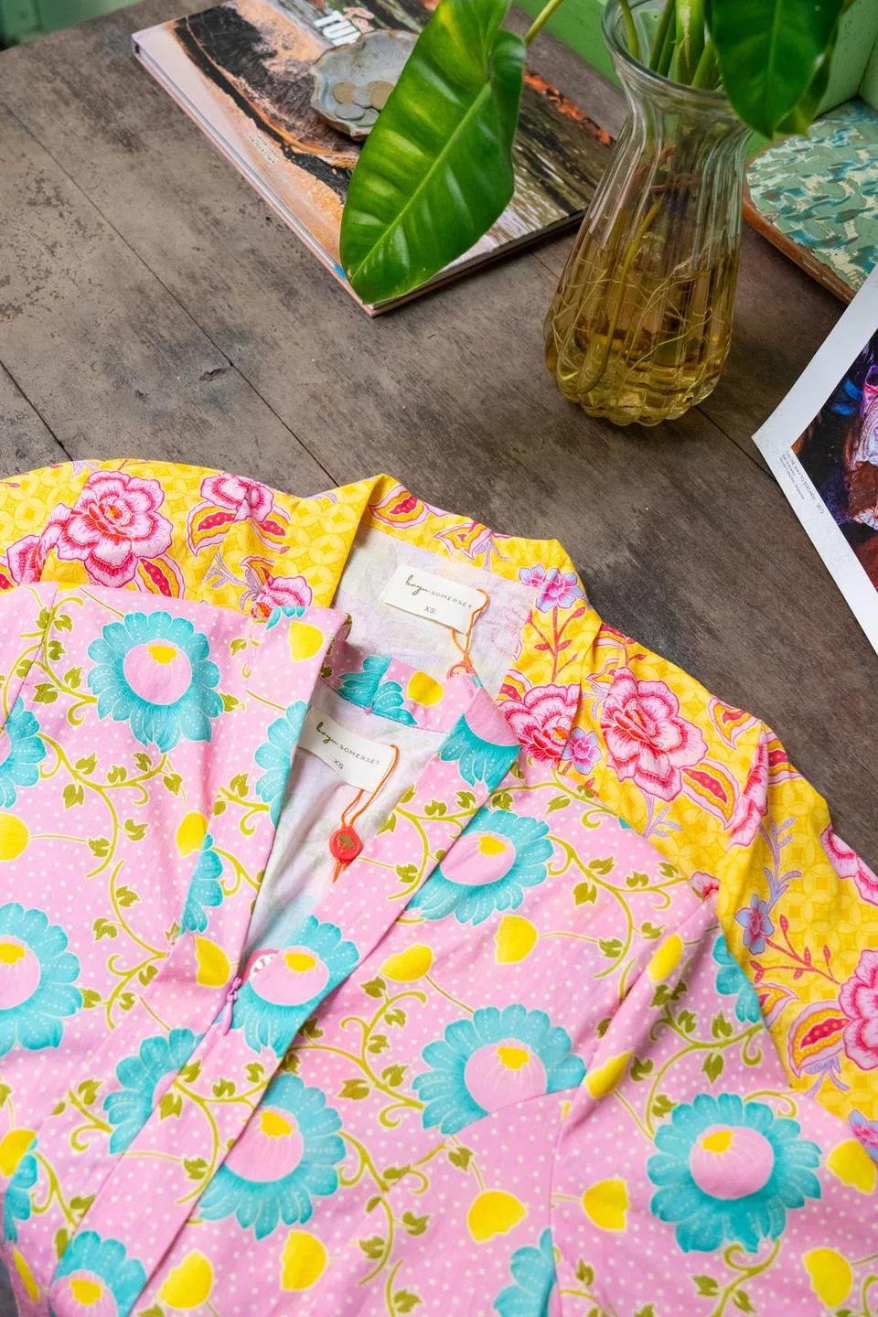 Setiap corak eksklusif jenama ini direka secara digital oleh pereka grafik mereka berdasarkan tema bagi setiap koleksi.