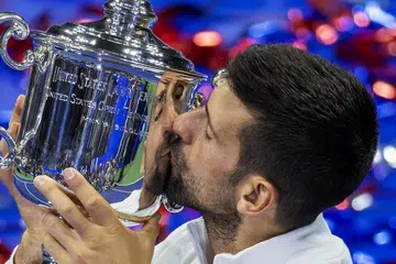 KEMENANGAN MANIS: Novak Djokovic dari Serbia mengucup trofi kemenangannya selepas menewaskan pemain Russia, Daniil Medvedev, dalam pertandingan tenis perseorangan lelaki Terbuka Amerika di New York.