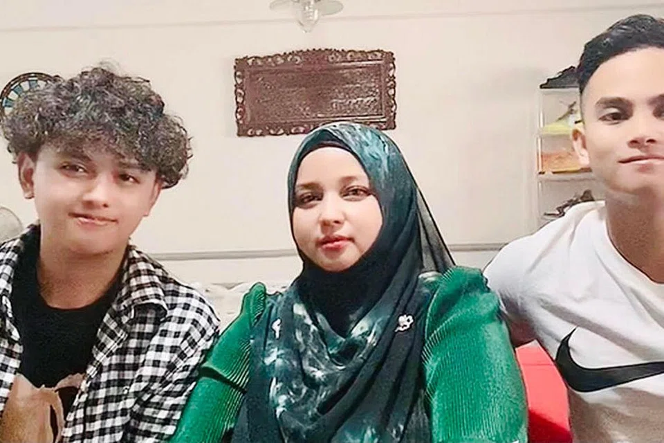 PESANAN AGAR ANAK JAGA AMANAH: Cik Nooris Sanat (tengah) tekankan soal disiplin, komitmen, kerendahan hati dan kerja keras kepada dua anaknya, Syah Riszuan (kiri) dan Mohd Shahfiq Irman, dalam membangun kerjaya seni. Syah adalah juara Suara 2.0 yang bernaung di bawah label Universal Music Group manakala Shahfiq juara Anugerah 2017. - Foto ihsan SYAH RISZUAN.