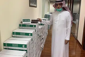 HADIAH UNTUK PEKERJA ASING: Sejumlah lima tan kurma diagihkan ke dormitari pekerja asing. Ia merupakan kerjasama Kedutaan Arab Saudi di Singapura dan Kementerian Tenaga Manusia (MOM). - Foto KEDUTAAN ARAB SAUDI DI SINGAPURA