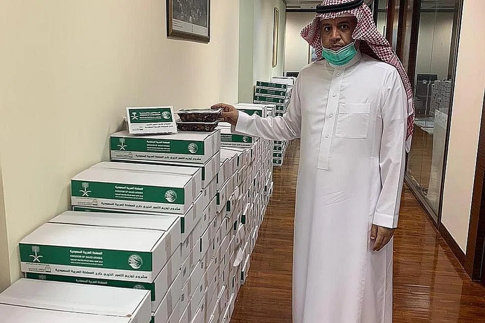 HADIAH UNTUK PEKERJA ASING: Sejumlah lima tan kurma diagihkan ke dormitari pekerja asing. Ia merupakan kerjasama Kedutaan Arab Saudi di Singapura dan Kementerian Tenaga Manusia (MOM). - Foto KEDUTAAN ARAB SAUDI DI SINGAPURA