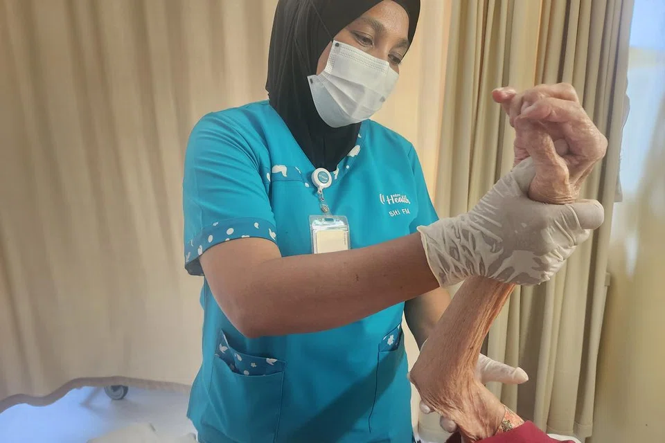 BANTU PASUKAN KLINIKAL DAN TERAPI: Antara peranan Cik Siti Fatimah Mustaffa sebagai kakitangan penjagaan masyarakat ialah untuk bekerjasama dengan pasukan klinikal dan terapi untuk memastikan warga emas dilengkapi dengan kemahiran untuk hidup berdikari.