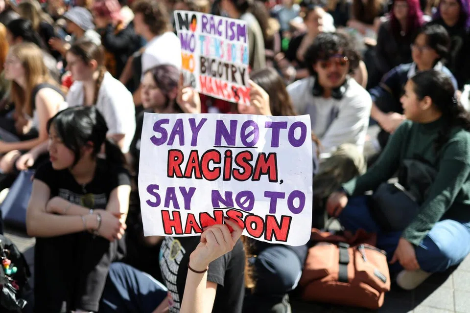 Seorang pelajar memegang sepanduk bertulis ‘Katakan tidak kepada perkauman, katakan tidak kepada Hanson’ ketika menyertai bantahan terhadap Senator Pauline Hanson dan parti One Nation pimpinannya di Sydney, Australia, pada 17 September 2026. Bantahan berlangsung ketika isu imigresen semakin menjadi perhatian politik, dengan One Nation menggesa pengurangan lebih besar jumlah migran, sedang kerajaan Parti Buruh mengumumkan peraturan baru bagi mengetatkan kemasukan pelajar antarabangsa dan pemegang visa bekerja sambil bercuti.