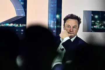 HORMATI KEPUTUSAN: Elon Musk telah berjanji untuk menghormati undian yang dibuat oleh pengguna Twitter pada Disember mengundi untuk menggulingkannya sebagai ketua pegawai eksekutif (CEO) dalam tinjauan tidak saintifik yang dianjurkannya. - Foto AFP