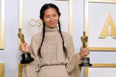 TIDAK GENTAR DENGAN CABARAN: Chloe Zhao yang dilahirkan di Beijing, membuktikan nilai-nilai Asia yang dimiliki mampu menjadikannya pengarah filem 'Nomadland' kaya disiplin sehingga memenangi Anugerah Pengarah Terbaik dan Anugerah Filem Terbaik, Anugerah Academy semalam. - Foto REUTERS