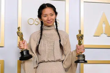 TIDAK GENTAR DENGAN CABARAN: Chloe Zhao yang dilahirkan di Beijing, membuktikan nilai-nilai Asia yang dimiliki mampu menjadikannya pengarah filem 'Nomadland' kaya disiplin sehingga memenangi Anugerah Pengarah Terbaik dan Anugerah Filem Terbaik, Anugerah Academy semalam. - Foto REUTERS