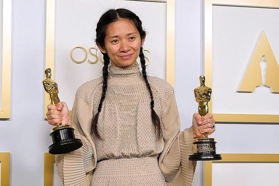 TIDAK GENTAR DENGAN CABARAN: Chloe Zhao yang dilahirkan di Beijing, membuktikan nilai-nilai Asia yang dimiliki mampu menjadikannya pengarah filem 'Nomadland' kaya disiplin sehingga memenangi Anugerah Pengarah Terbaik dan Anugerah Filem Terbaik, Anugerah Academy semalam. - Foto REUTERS