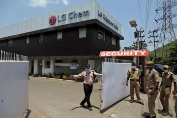KEBOCORAN GAS: Seramai 12 orang terkorban manakala ratusan lagi cedera akibat kebocoran gas di kilang LG Chem dekat Vishakapatnam, Andhra Pradesh, India. 
