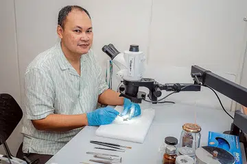 CAMPURAN PELBAGAI BIDANG: Encik Ishak menganggap tugas pemuliharaan melibatkan campuran bidang seni, sains dan kejuruteraan. - Foto BH oleh NUR DIYANA TAHA 